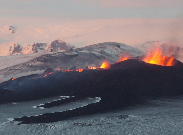eyjafjallajokull-fimmvorduhals-eruption.jpg